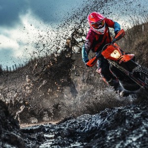 开云体育平台-王者归来！萨拉赫安联球场破门+神助攻，拜仁观众席沸腾致敬，萨拉赫王者归来！安联球场破门加神助攻引爆拜仁观众席致敬